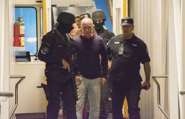 El abogado y piloto llegó al país escoltado por personal de Interpol Argentina.