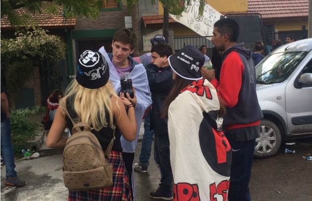 Miles de fanáticos del Indio peregrinaron hacia la misa ricotera en Olavarría 