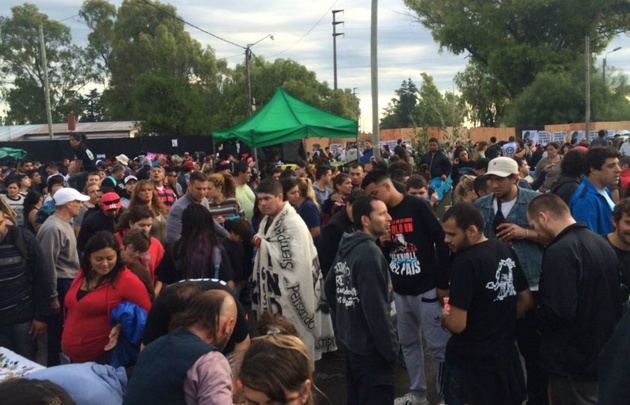 Miles de fanáticos del Indio peregrinaron hacia la misa ricotera en Olavarría 