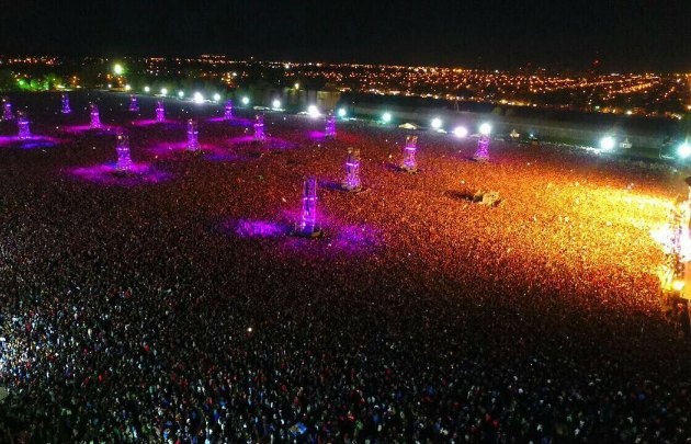 Datos extraoficiales hablan de más de 200 mil personas en el predio.