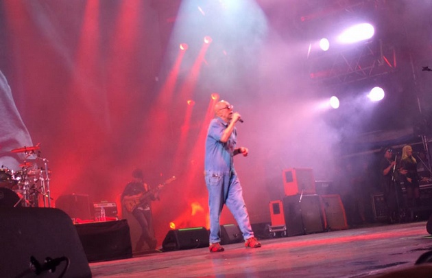 El Indio Solari pausó su show varias veces por los disturbios entre el público.