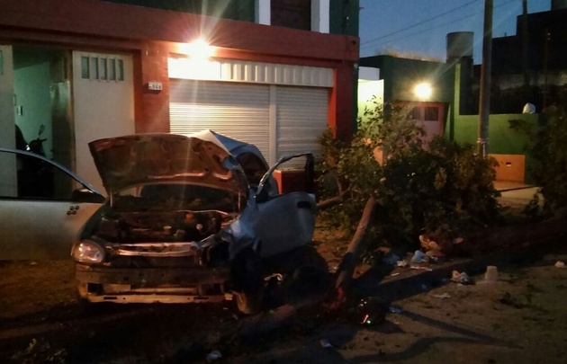 El Corsa quedó destruído tras el choque. 