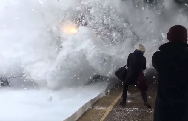 Momento justo en el que la nieve golpea a los pasajeros. 