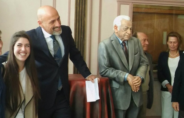 La estatua de Gerardo Sofovich minutos después de ser descubierta. 