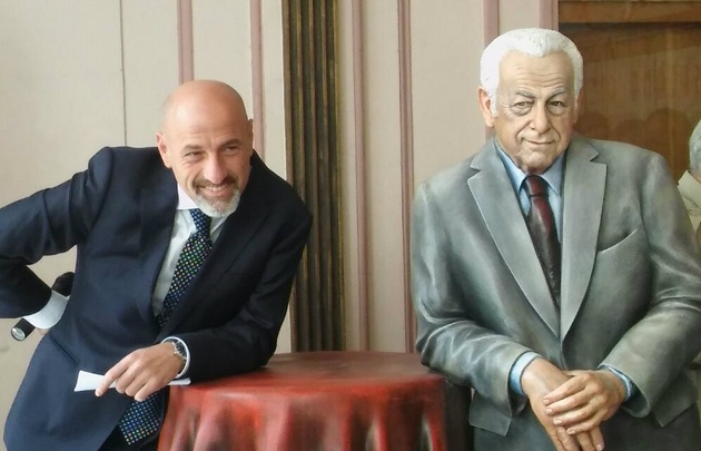 La estatua de Gerardo Sofovich minutos después de ser descubierta. 