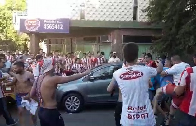 Brutal agresion de hinchas de Unión a dos de Colón