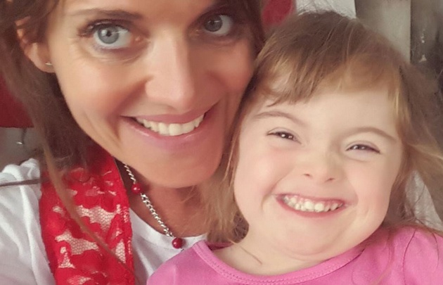 Flavia Irós junto a la pequeña Alma.