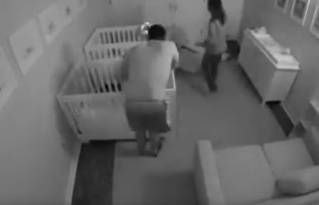 Los gemelos juegan en vez de dormir.