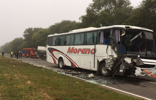 Del accidente participaron una Renault Kangoo, un camión y un colectivo.