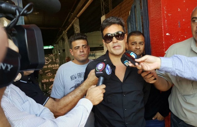 El hijo del músico al dialogar con los medios.