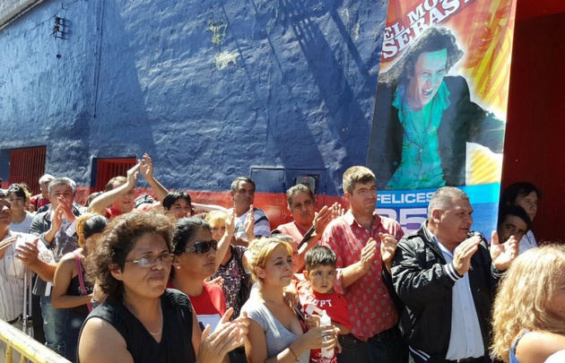 Los seguidores aplauden al llegar los restos del ídolo a Las Palmas.