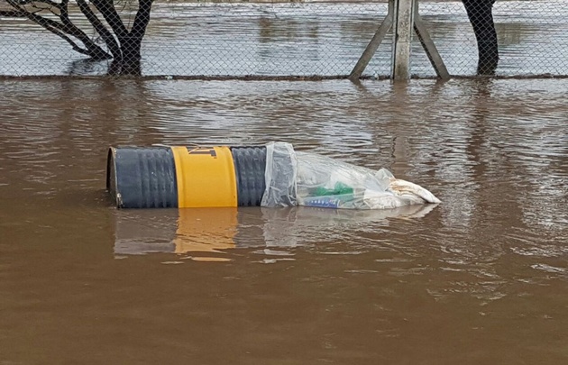 Las aguas del canal se vieron turbias tras el temporal en Paravachasca.