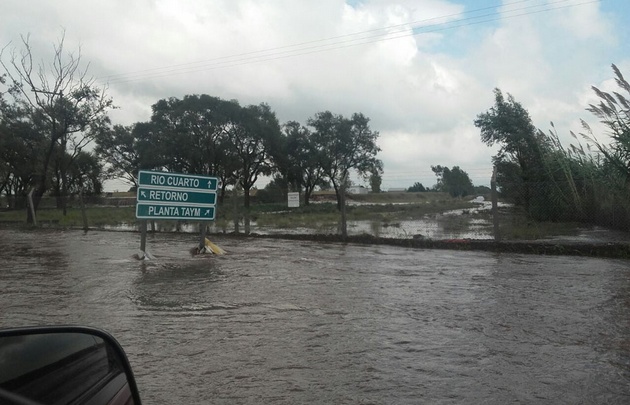 Las aguas del canal se vieron turbias tras el temporal en Paravachasca.