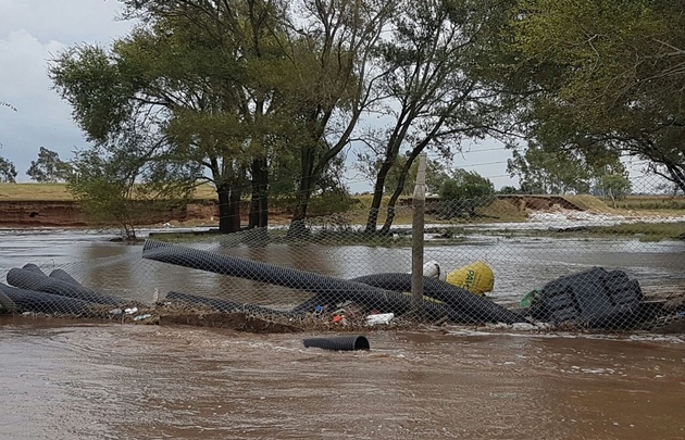 Las aguas del canal se vieron turbias tras el temporal en Paravachasca.
