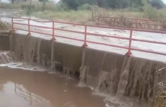 Las aguas del canal se vieron turbias tras el temporal en Paravachasca.