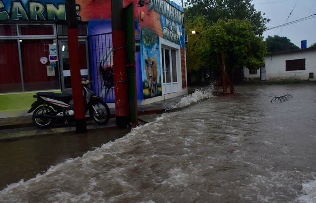 Barrios anegados, evacuados y calles intransitables por la lluvia en La Pampa