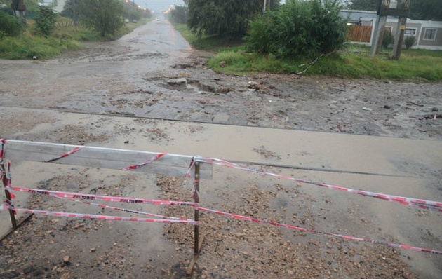 Barrios anegados, evacuados y calles intransitables por la lluvia en La Pampa