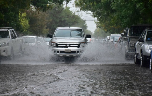 Barrios anegados, evacuados y calles intransitables por la lluvia en La Pampa