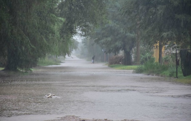 Barrios anegados, evacuados y calles intransitables por la lluvia en La Pampa