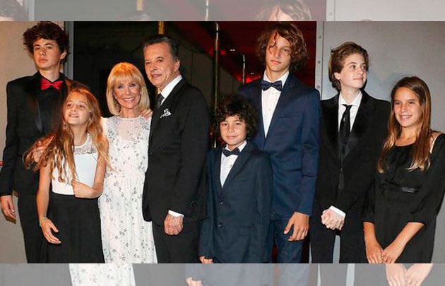 Palito y Evangelina, junto a sus nietos.