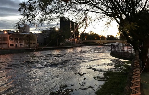 El río creció por la apertura de válvulas del San Roque. 