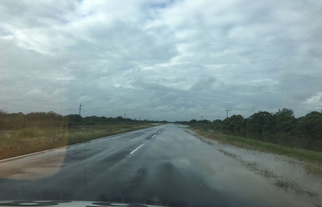 El agua complica el tránsito por la ruta 157.