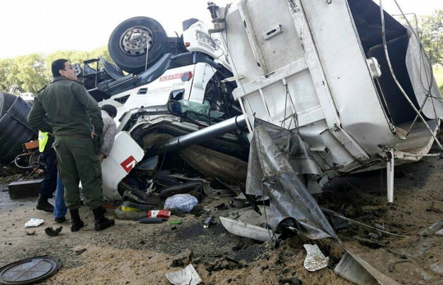 El camión cayó unos 40 metros, el chofer murió en el acto