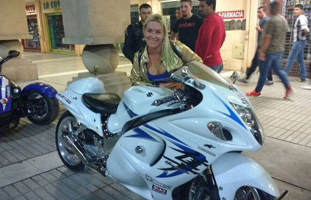 Celeste Benecchi junto a las máquinas que participarán en el MotoGP.