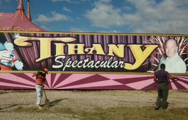 Hoy corre el telón el circo Tihany. 