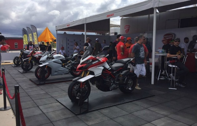 Muchos stands con exposiciones en la Fan Zone.