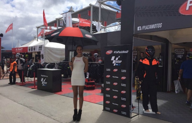 Muchas marcas exponen sus productos.