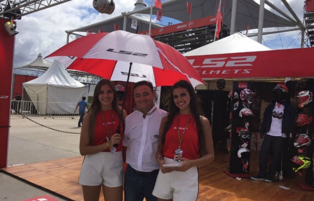 Muchas marcas exponen sus productos.