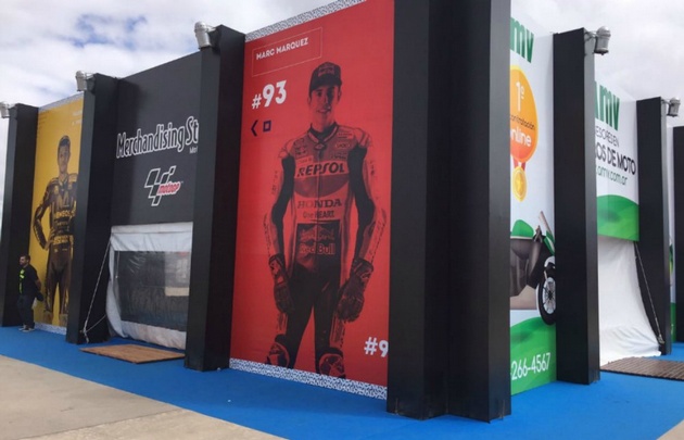 Muchos stands con exposiciones en la Fan Zone.