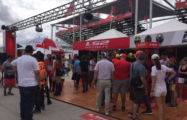 Muchos stands con exposiciones en la Fan Zone.