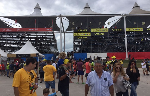 Muchos stands con exposiciones en la Fan Zone.