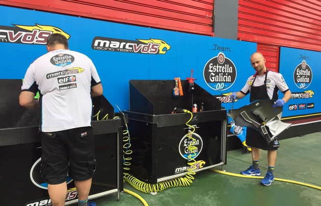 Muchos stands con exposiciones en la Fan Zone.