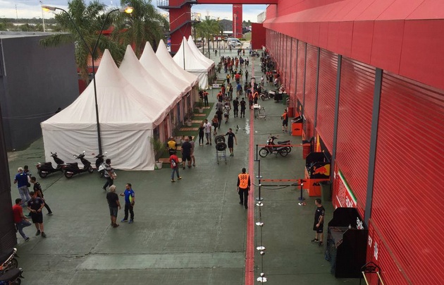 uchos stands con exposiciones en la Fan Zone.