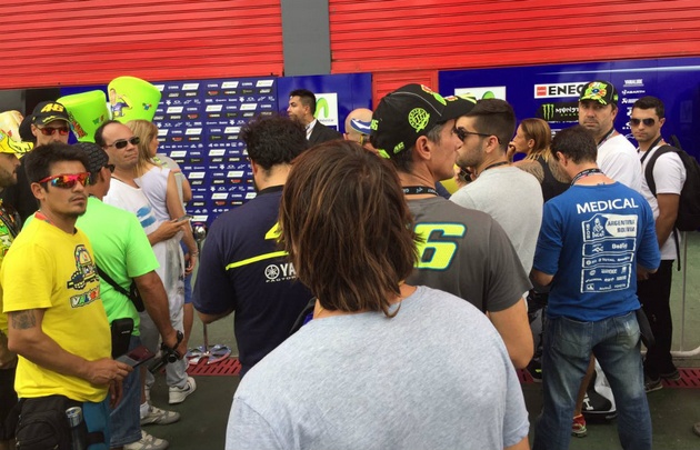 Los pilotos saludan al público en la Fan Zone.