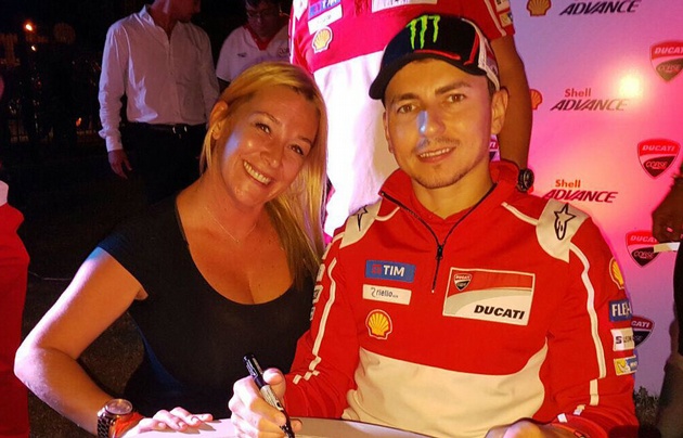 Celeste Benecchi junto al piloto Jorge Lorenzo.