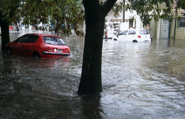 Calles anegadas tras diluvio en Mar del Plata.