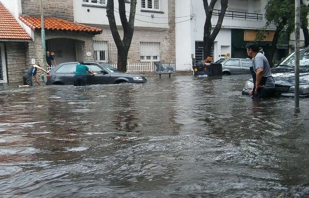 El agua tapó los autos en el centro de Mar del Plata.