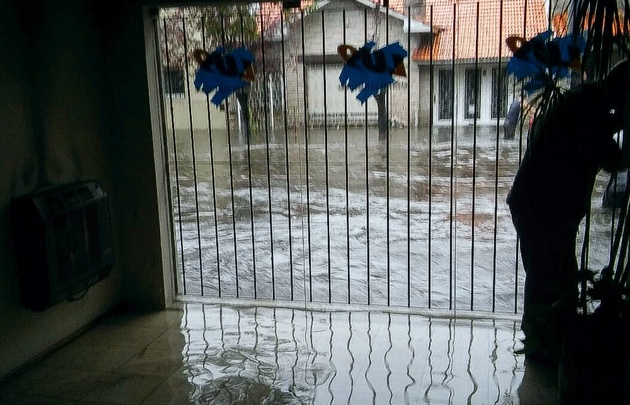 Calles anegadas tras diluvio en Mar del Plata.