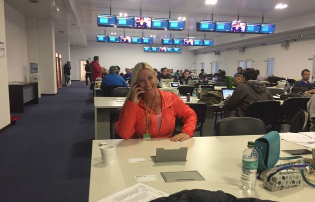 Celeste Benecchi desde la sala de prensa del MotoGP