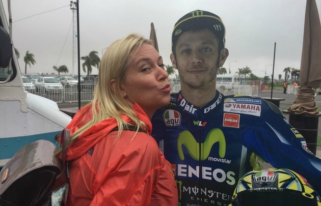 Celeste besa la figura de Valentino Rossi