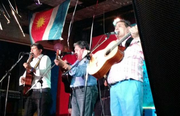 Hugo Reynoso junto a 