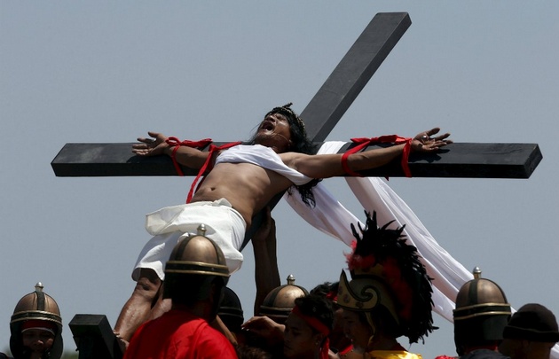 Los fieles se infringen el sangrientro suplicio de la cruz y de la flagelación.