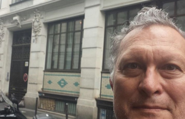 Adrián Cragnolini en una de las casas en las que vivió Cortázar en París.