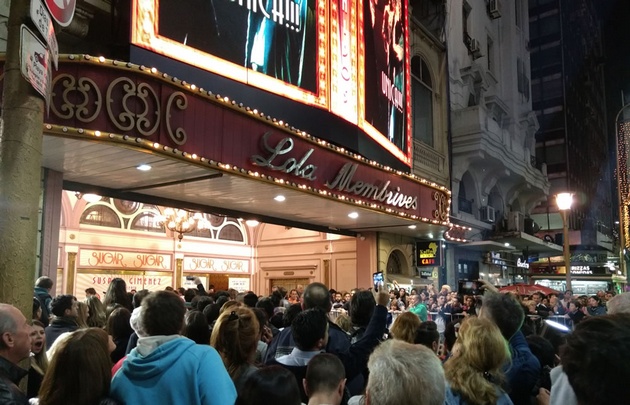 Cientos de fanáticos en el estreno de Sugar.