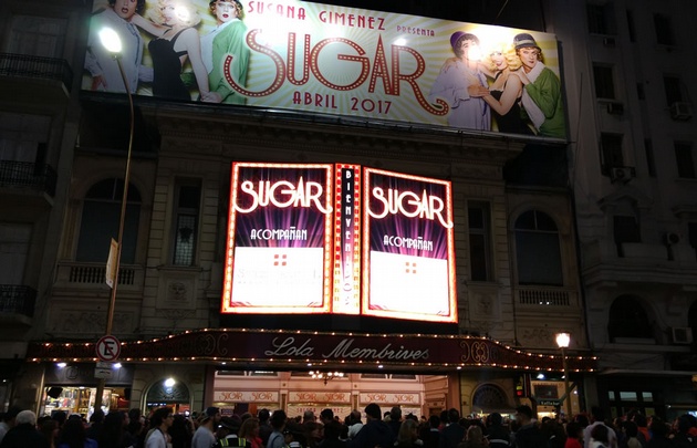 Cientos de fanáticos en el estreno de Sugar.
