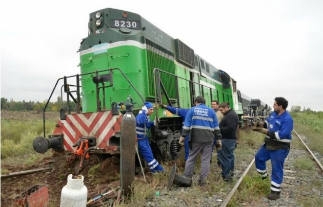 El tren quedó enterrado, luego de descarrilarse.